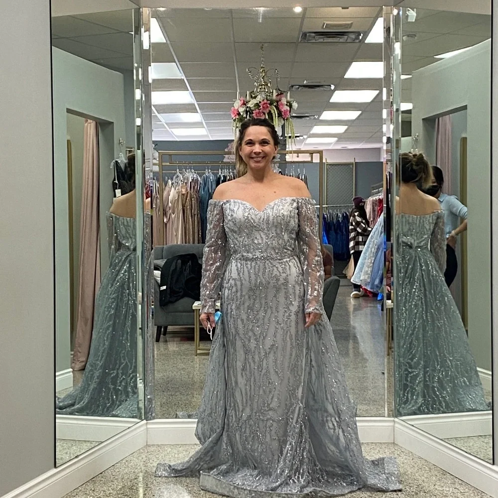 Elegant formal dress with detachable train. Brand new never been worn or altered - Picture 6 of 7